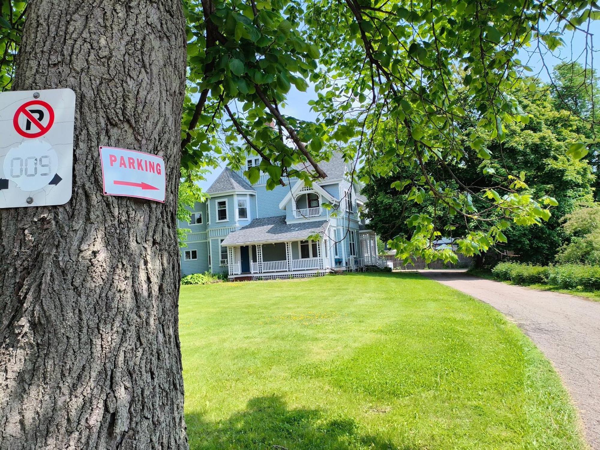 Andy'S Blue House Bed & Breakfast Charlottetown Exterior foto